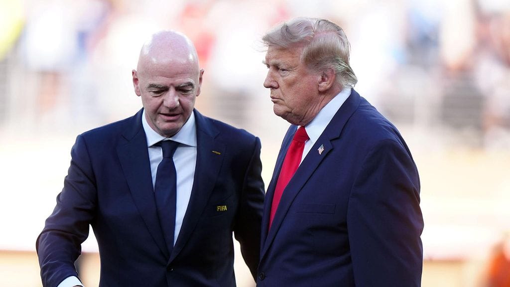 Donald Trump (oik.) on asettunut puolustamaan Gianni Infantinoa.