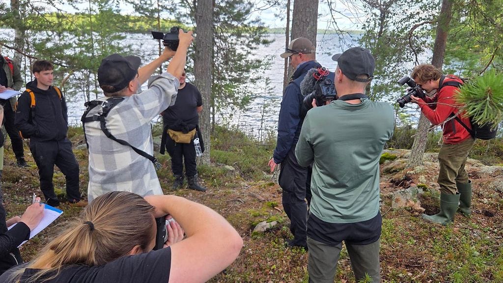Syrjäinen niemenkärki kuhisi juristeja ja toimittajia torstaina.