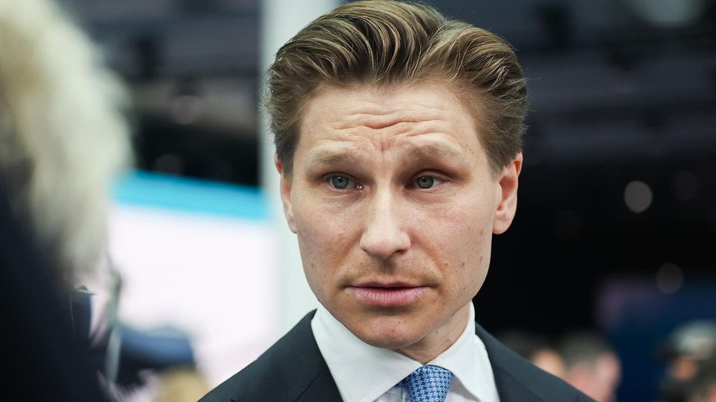 Puolustusministeri Antti Häkkänen (kok.) kannustaa torjumaan Venäjän hybridivaikuttamisen, eikä vastaamaan siihen väkivallalla tai terroristisella toiminnalla.