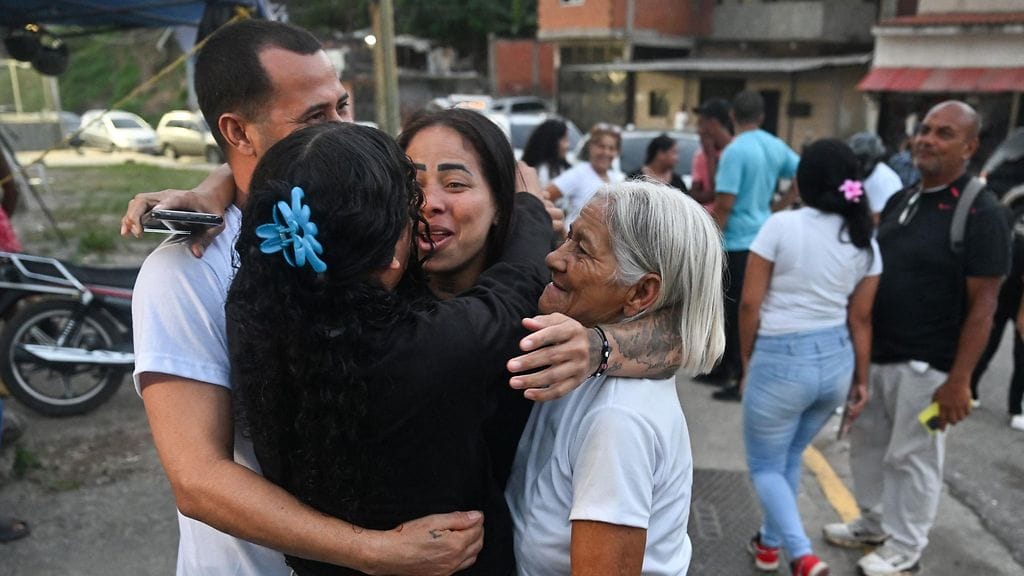 Entinen poliittinen vanki Angela Vasquez syleili sukulaisiaan vapauduttuaan El Rodeon vankilasta Guatiressa Venezuelassa 14. elokuuta 2026.