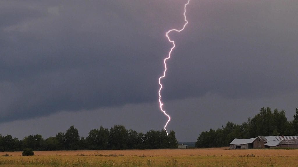 Eiliset ukkoskuurot toivat mukanaan rankkasateita, joiden kaltaisia nähdään vain kerran sadassa vuodessa. Kuva Lapualta.