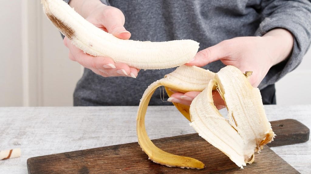 Valmiiksi kuoritut ja muoviin pakatut banaanit ihmetyttävät nyt Ruotsissa.