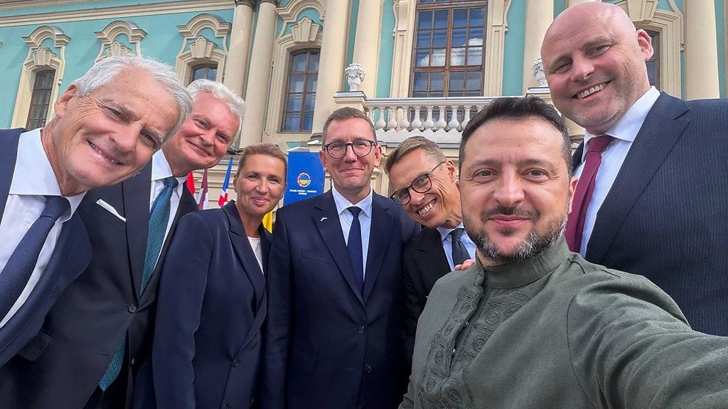 Ukrainan presidentin kanslian 23. elokuuta 2026 julkaisemassa kuvassa (vasemmalta oikealle) Norjan pääministeri Jonas Gahr Støre, Liettuan presidentti Gitanas Nausėda, Tanskan pääministeri Mette Frederiksen, Viron pääministeri Kristen Michal, Suomen presidentti Alexander Stubb, Ukrainan presidentti Volodymyr Zelenskyi ja Latvian pääministeri Andris Kulbergs poseeraavat Pohjoismaiden ja Baltian maiden (NB8) huippukokouksen aikana Kiovassa 23. elokuuta 2026.