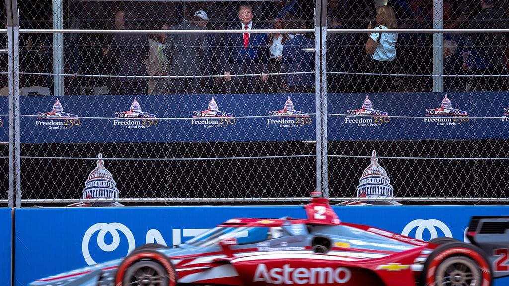 IndyCar-autot suhahtivat presidentti Donald Trumpin ohi.