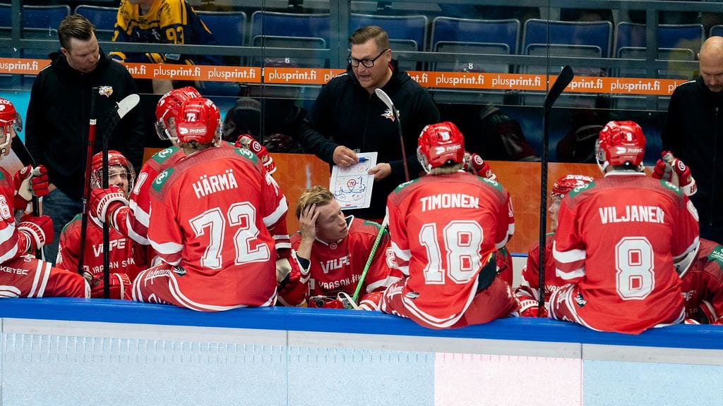 Lauri Mikkola (kesk.) palasi päävalmentajaksi SM-liigaan.
