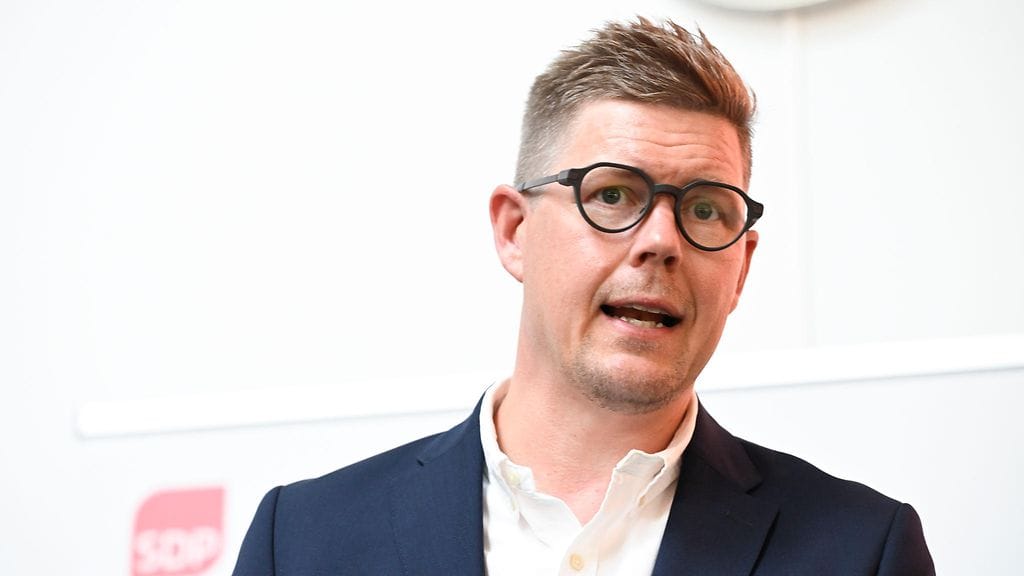 SDP:n puheenjohtaja Antti Lindtman julkisti puolueensa ehdottaman puolustusveron SDP:n eduskuntaryhmän kokouksessa Oulussa.