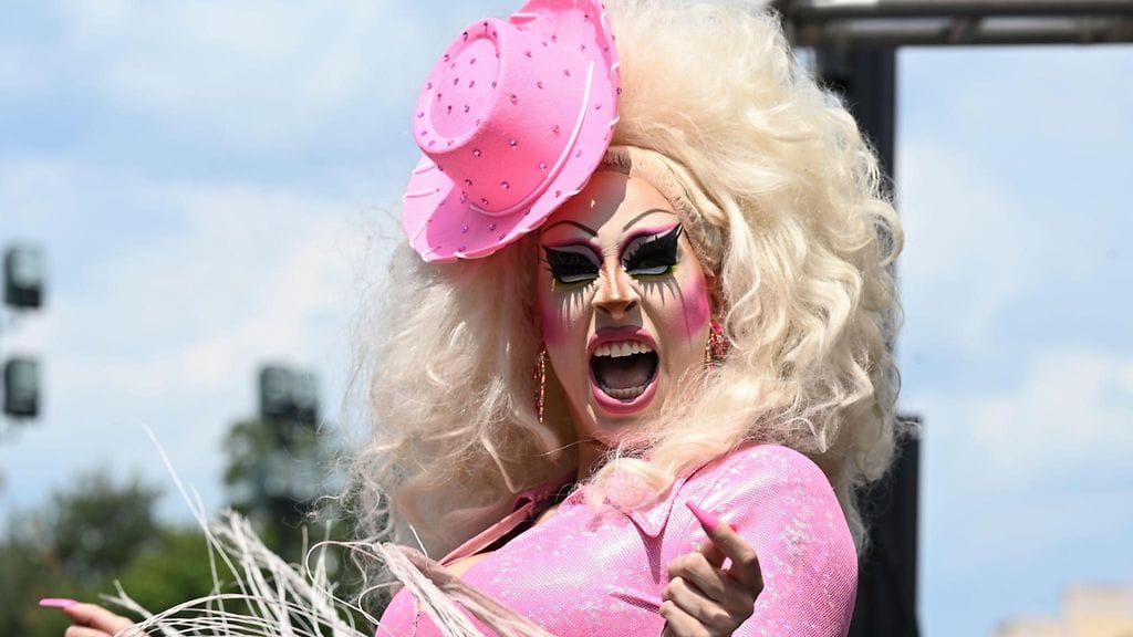 Yksi oikeusjutun kantajista, Brigitte Bandit -taitelijanimellä esiintyvä drag-kuningatar on ratkaisuun tyytyväinen.