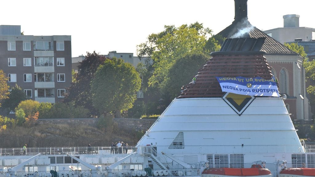 Aktivistit kiinnittivät Viking Cinderellan savupiippuun suuren plakaatin