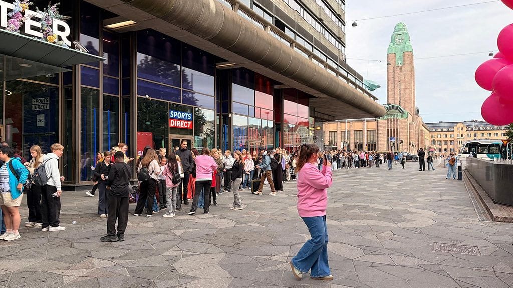 Satojen metrien jonot valtasivat Helsingin lauantai-aamuna.
