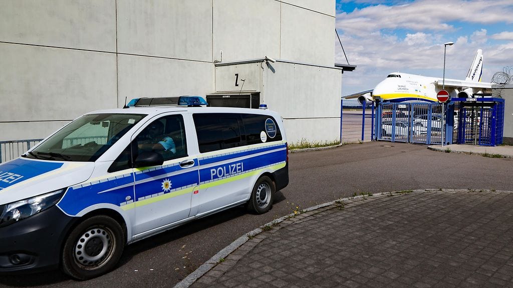 Poliisiauto lähellä ukrainalaiskonetta Leipzig-Hallen lentokentällä 6. elokuuta.