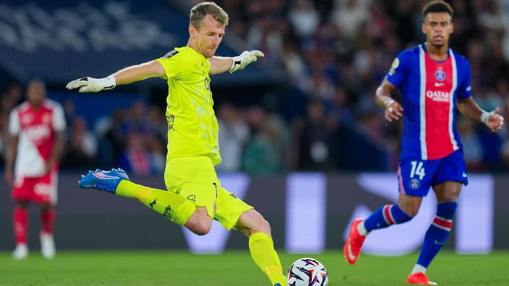 Lukas Hradecky pimensi Pariisissa Desire Douen ja muut PSG:n tähdet.