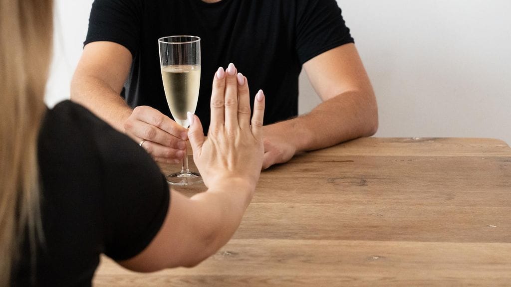 Alkoholi voi aiheuttaa vahinkoa sikiölle jo ennen kuin raskaus on edes tiedossa, muistuttaa Kehitysvammaliitto. Kuvituskuva.