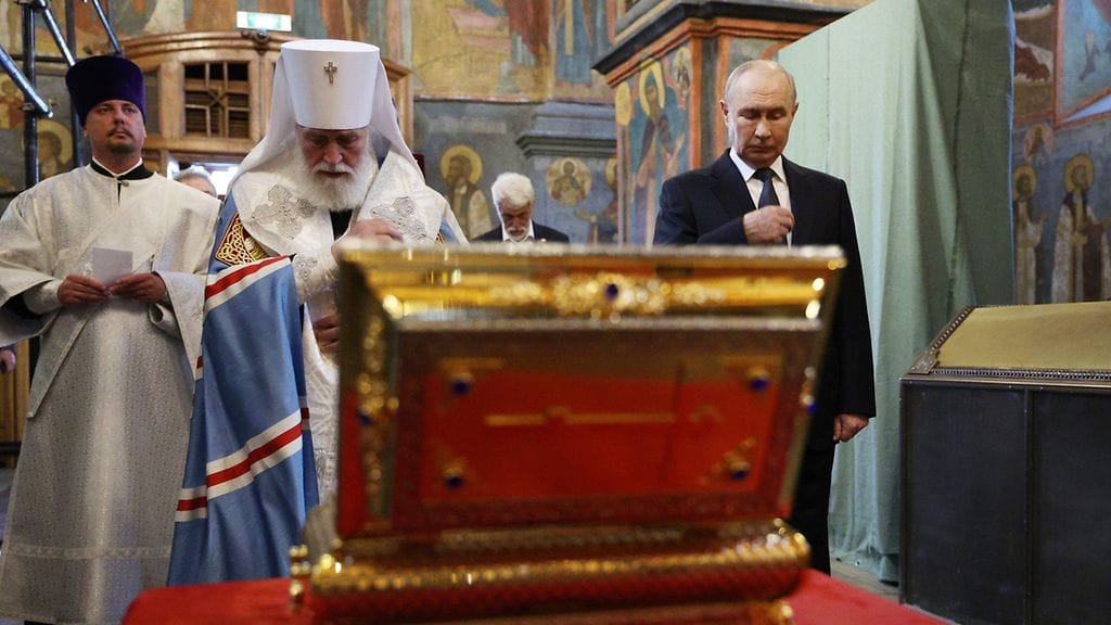 Presidentti Vladimir Putin suurituhtinas Dimitri Donskoin jäänteiden äärellä Moskovan arkkienkelin katedraalissa kesällä 2026.