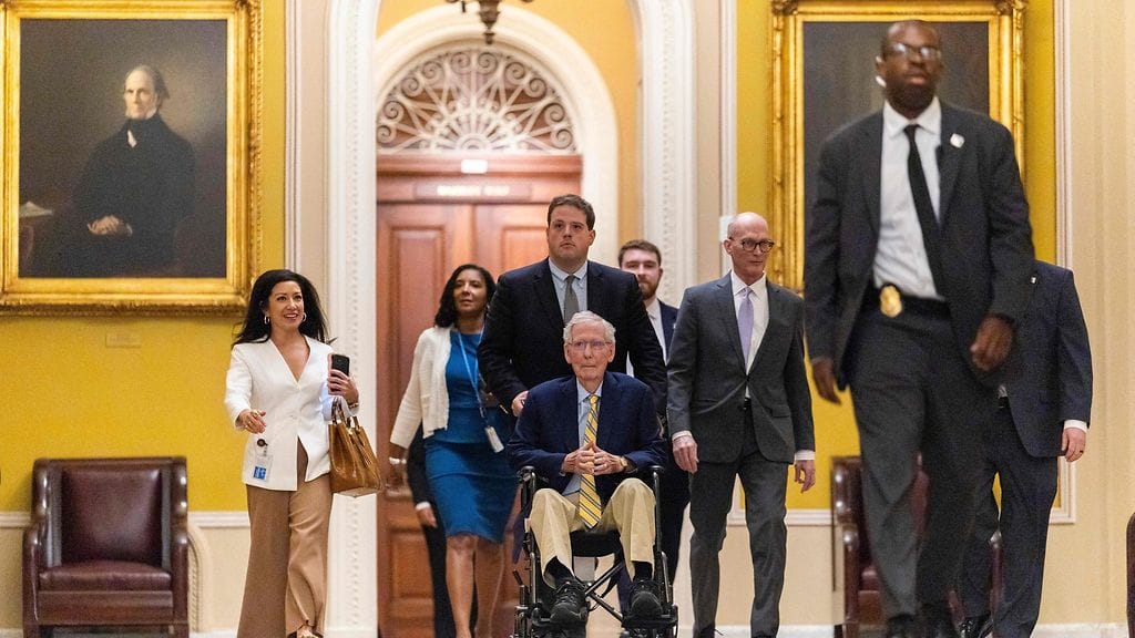 McConnell saapui paikalle pyörätuolissa.