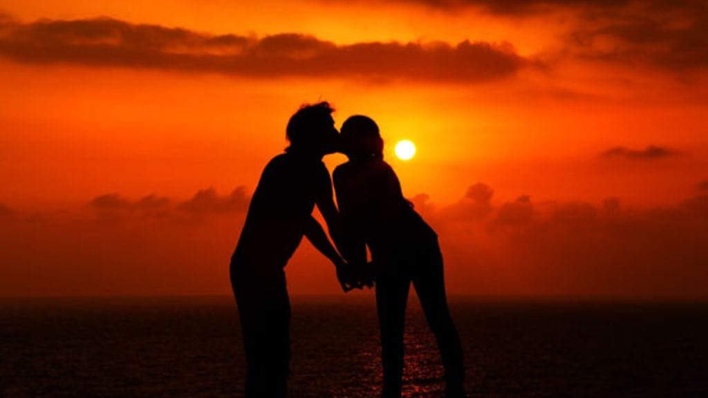 Suomalaiset nauttivat romanttisista kohtaamisista etelän auringon alla.